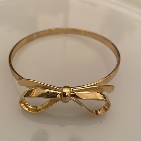 Bracelet. Gold Tone with a Pretty Gold Bow. In New Condition. - Picture 4 of 5